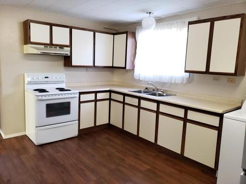 100 Barnes Street, Ashcroft, BC - Indoor Photo Showing Kitchen With Double Sink