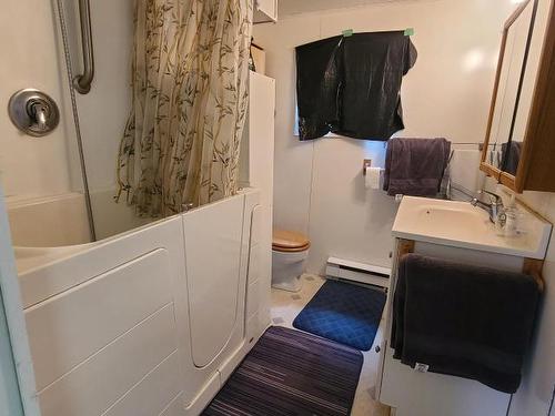 100 Barnes Street, Ashcroft, BC - Indoor Photo Showing Bathroom