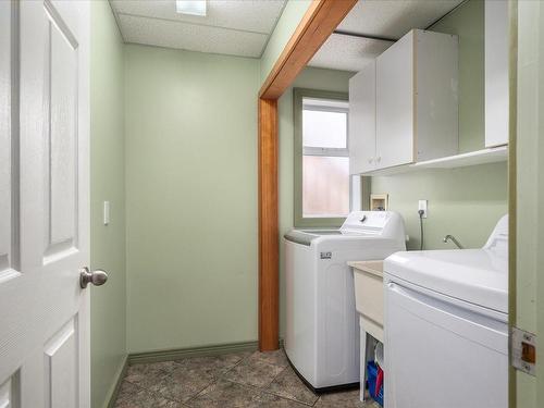5935 Cathedral Cres, Nanaimo, BC - Indoor Photo Showing Laundry Room