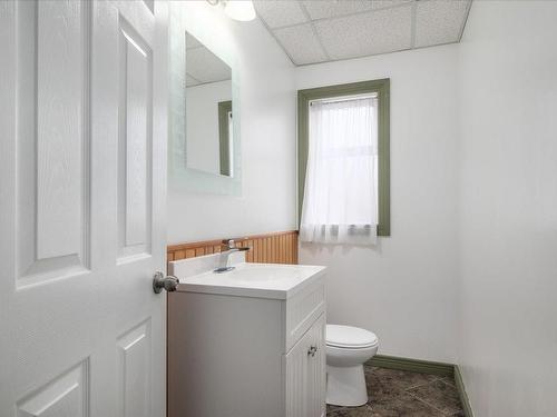 5935 Cathedral Cres, Nanaimo, BC - Indoor Photo Showing Bathroom