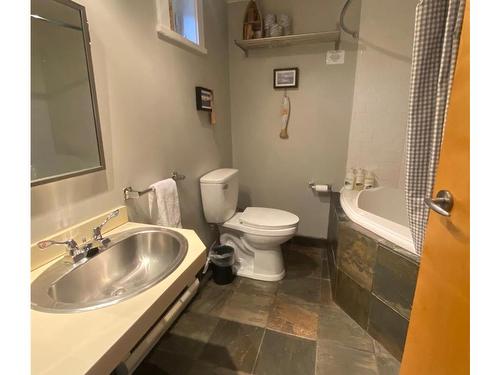 209-230 Main St, Tofino, BC - Indoor Photo Showing Bathroom