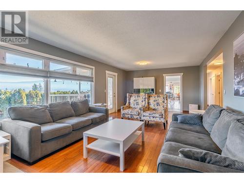 2845 Thacker Road, West Kelowna, BC - Indoor Photo Showing Living Room