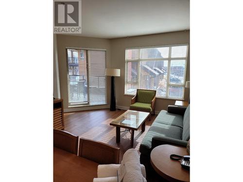 15 Park Place Unit# 328, Osoyoos, BC - Indoor Photo Showing Living Room