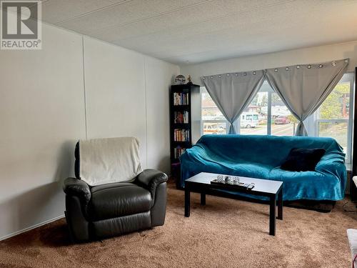 506 Guildford Court, Coldstream, BC - Indoor Photo Showing Living Room