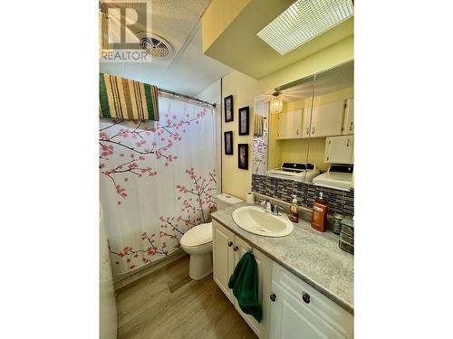 506 Guildford Court, Coldstream, BC - Indoor Photo Showing Bathroom