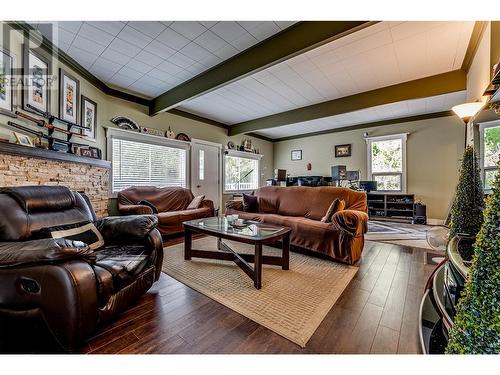 5595 East Vernon Road, Vernon, BC - Indoor Photo Showing Living Room