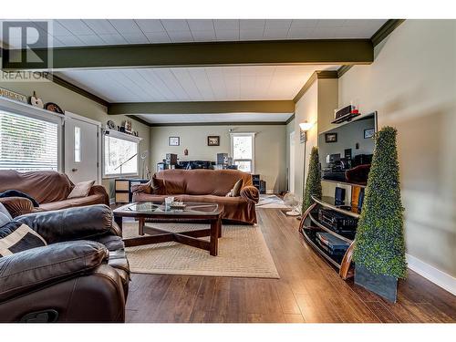 5595 East Vernon Road, Vernon, BC - Indoor Photo Showing Living Room