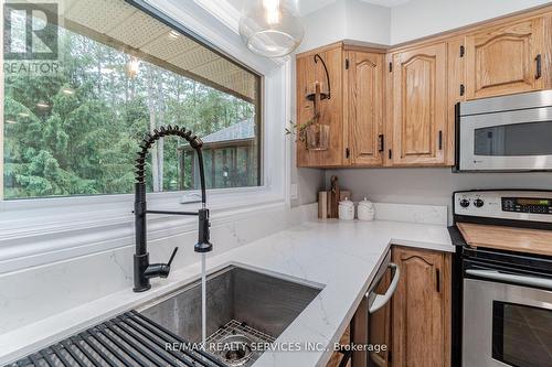 32 Damascus Dr, Caledon, ON - Indoor Photo Showing Kitchen