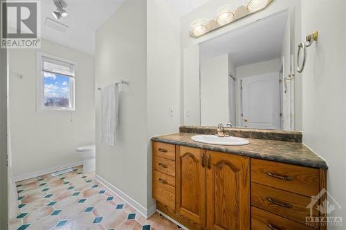 Full Bathroom - 8027 Parkway Road, Metcalfe, ON - Indoor Photo Showing Bathroom