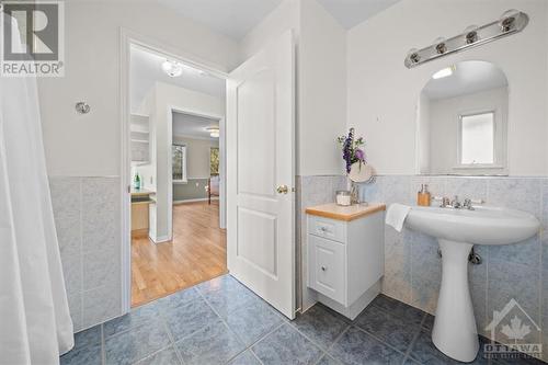 In-law full bath - 8027 Parkway Road, Metcalfe, ON - Indoor Photo Showing Bathroom