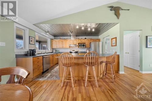 Perfect Country Kitchen - 8027 Parkway Road, Metcalfe, ON - Indoor