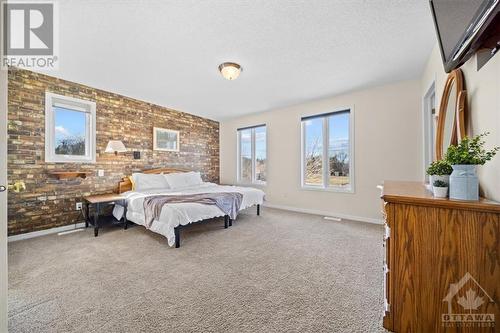 Large Primary bedroom w 3pc ensuite - 8027 Parkway Road, Metcalfe, ON - Indoor Photo Showing Bedroom