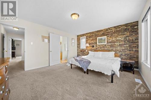 8027 Parkway Road, Metcalfe, ON - Indoor Photo Showing Bedroom