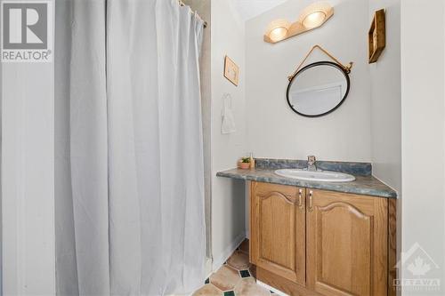 Ensuite Bath - 8027 Parkway Road, Metcalfe, ON - Indoor Photo Showing Bathroom