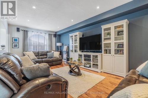14 Rebecca Crt, Barrie, ON - Indoor Photo Showing Living Room