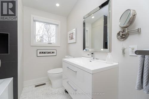 1273 Queen Victoria Ave, Mississauga, ON - Indoor Photo Showing Bathroom