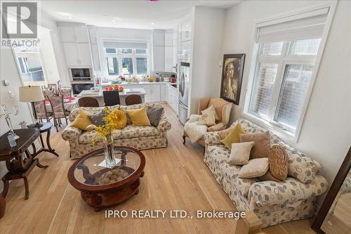 925 Hickory Cres E, Milton, ON - Indoor Photo Showing Living Room