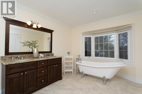 2360 Silverwood Drive, Mississauga, ON - Indoor Photo Showing Bathroom