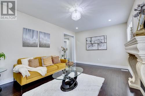 25 Ladbrook Crescent, Brampton, ON - Indoor Photo Showing Living Room