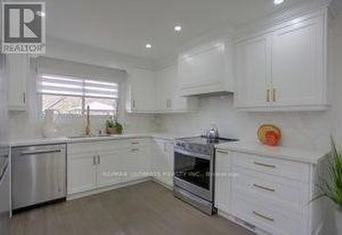 2581 Birch Crescent, Mississauga, ON - Indoor Photo Showing Kitchen With Upgraded Kitchen