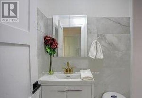 2581 Birch Cres, Mississauga, ON - Indoor Photo Showing Bathroom