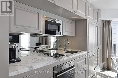 807 - 155 Yorkville Avenue, Toronto, ON - Indoor Photo Showing Kitchen With Upgraded Kitchen