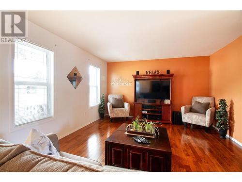 707 Center Street, Revelstoke, BC - Indoor Photo Showing Living Room