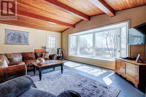 860 Reach Street, Scugog, ON - Indoor Photo Showing Living Room