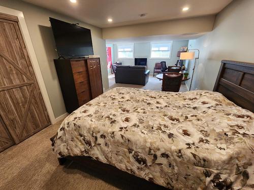 3850 Dogwood Drive, Trail, BC - Indoor Photo Showing Bedroom