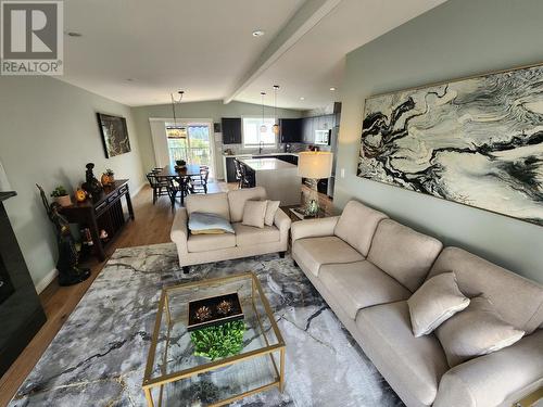 3850 Dogwood  Drive, Trail, BC - Indoor Photo Showing Living Room