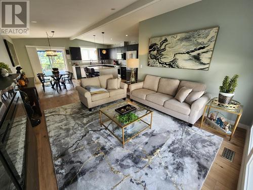 3850 Dogwood  Drive, Trail, BC - Indoor Photo Showing Living Room