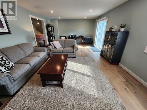 3850 Dogwood  Drive, Trail, BC - Indoor Photo Showing Living Room