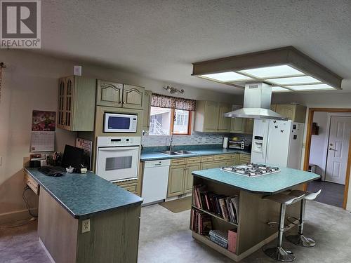 2202 Newton Road Lot# 17, Cawston, BC - Indoor Photo Showing Kitchen With Double Sink