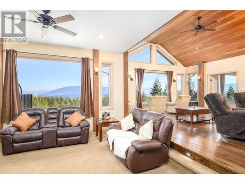 3500 65 Street Nw, Salmon Arm, BC - Indoor Photo Showing Living Room