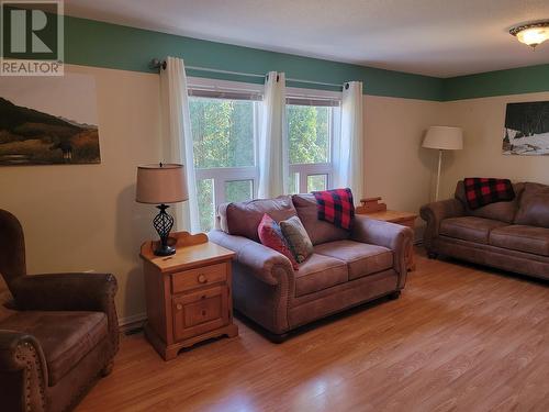 950 Laurel Road, Quesnel, BC - Indoor Photo Showing Living Room