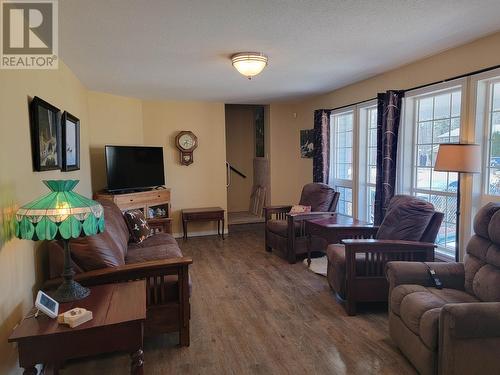 950 Laurel Road, Quesnel, BC - Indoor Photo Showing Living Room