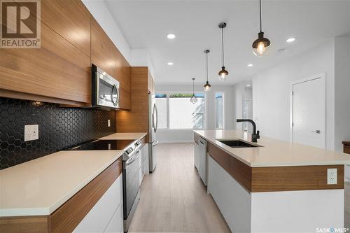 1523 Ewart Avenue, Saskatoon, SK - Indoor Photo Showing Kitchen With Upgraded Kitchen