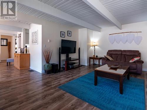 20412 Garnet Valley Road, Summerland, BC - Indoor Photo Showing Living Room