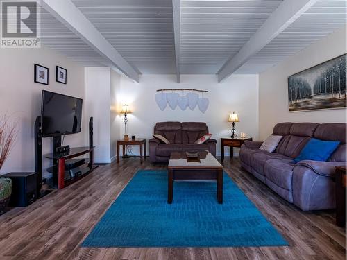 20412 Garnet Valley Road, Summerland, BC - Indoor Photo Showing Living Room