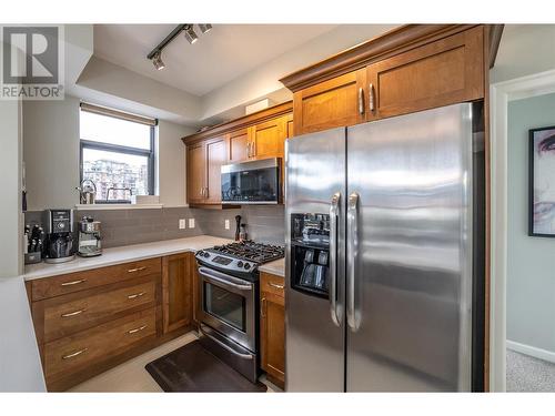3589 Skaha Lake Road Unit# 401, Penticton, BC - Indoor Photo Showing Kitchen
