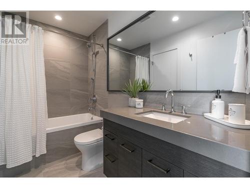1191 Sunset Drive Unit# 805, Kelowna, BC - Indoor Photo Showing Bathroom