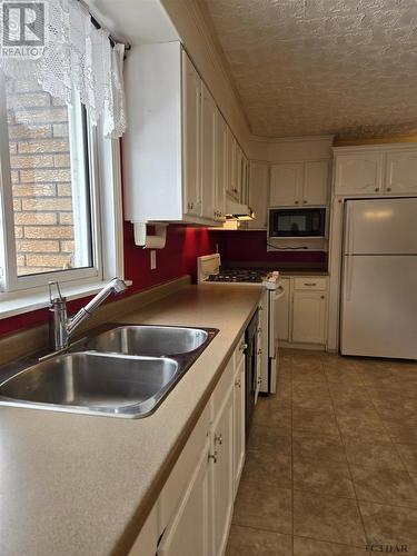 197 Roland Rd, Temiskaming Shores, ON - Indoor Photo Showing Kitchen With Double Sink