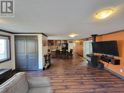 1445 Main Street, Keremeos, BC - Indoor Photo Showing Living Room