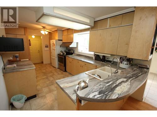 945 Kingfisher Place, Oliver, BC - Indoor Photo Showing Kitchen With Double Sink