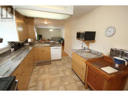 945 Kingfisher Place, Oliver, BC - Indoor Photo Showing Kitchen