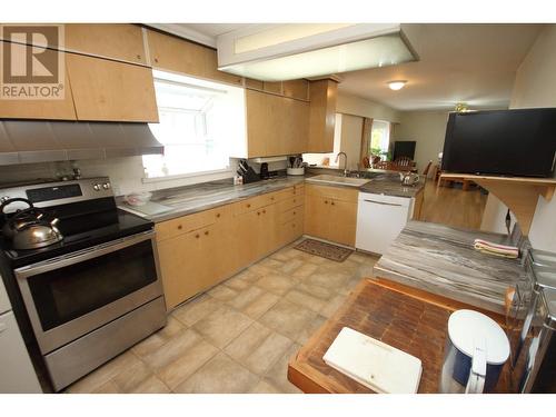 945 Kingfisher Place, Oliver, BC - Indoor Photo Showing Kitchen