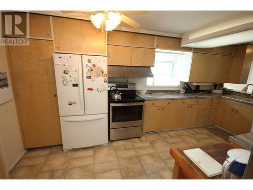 945 Kingfisher Place, Oliver, BC - Indoor Photo Showing Kitchen