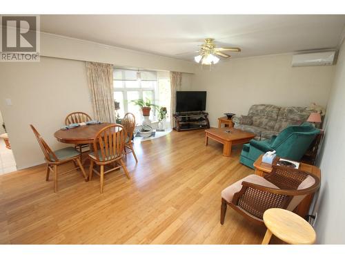 945 Kingfisher Place, Oliver, BC - Indoor Photo Showing Living Room