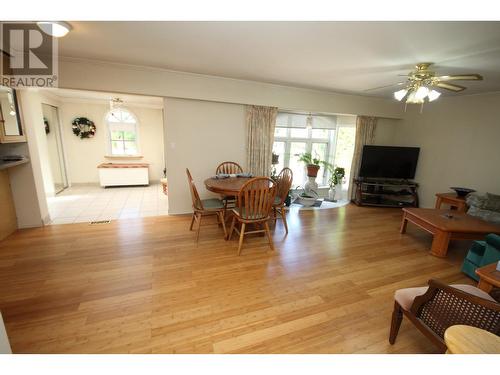 945 Kingfisher Place, Oliver, BC - Indoor Photo Showing Living Room