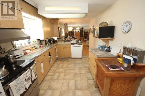 945 Kingfisher Place, Oliver, BC - Indoor Photo Showing Kitchen With Double Sink